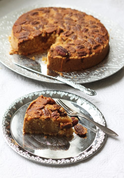 Vaahterasiirappi ja sitruuna maustavat pähkinäisen piirakan.