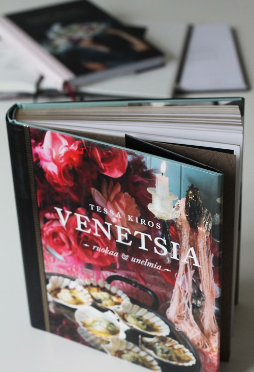 Tessa Kirosin keittokirjasta voi saada myös matkakuumeen, sillä se sisältää runsain mitoin tunnelmallisia kuvia kanaalien kaupungista.
