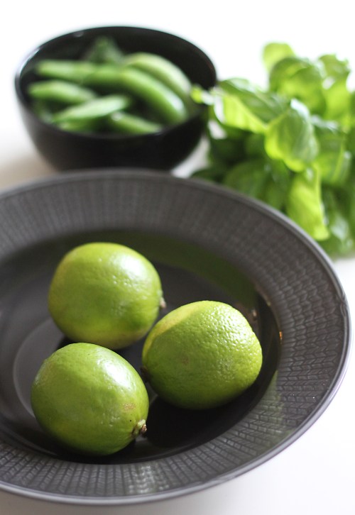 Kevään vihreää! Limeä, sokeriherneitä ja basilikaa.