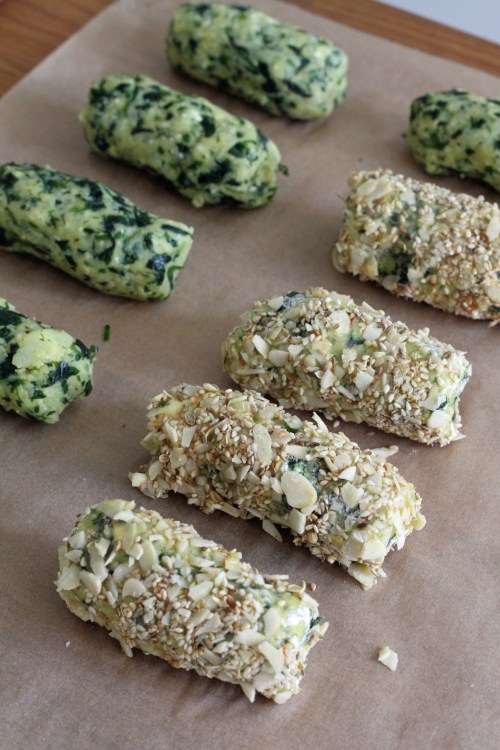 Kieritä perunapötköille maukas pinta: ensi jauhot, sitten kananmuna, lopuksi manteli- ja mausteseos.