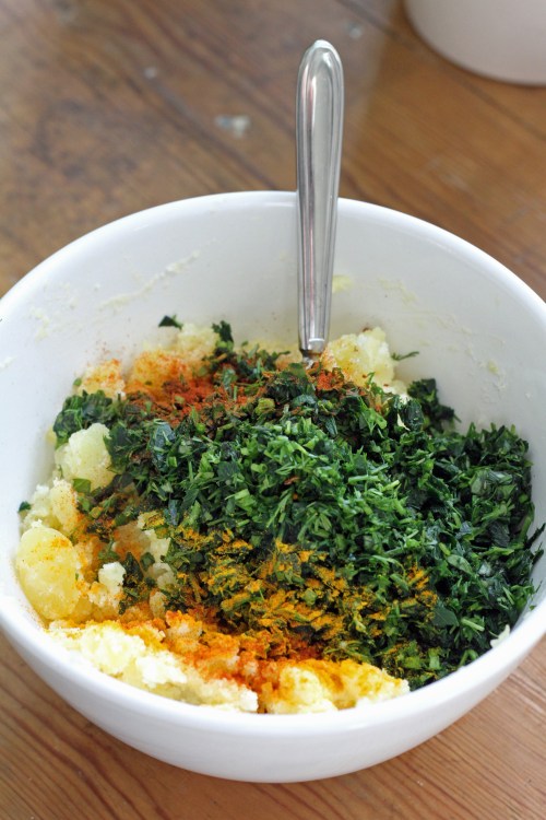 Sekoita perunoihin voi, feta, yrtit ja muut mausteet.