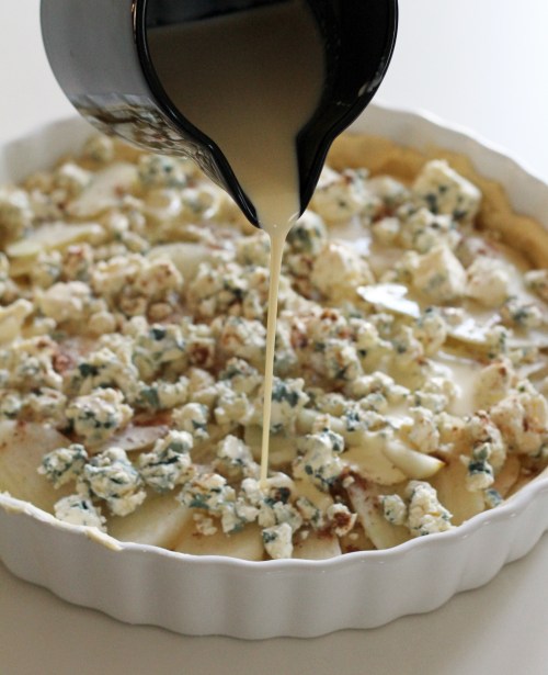 Lado vuokaan ensin päärynät, sitten murennettu juusto ja kaada viimeseksi päälle kerma, johon olet sekoittanut kananmunan.