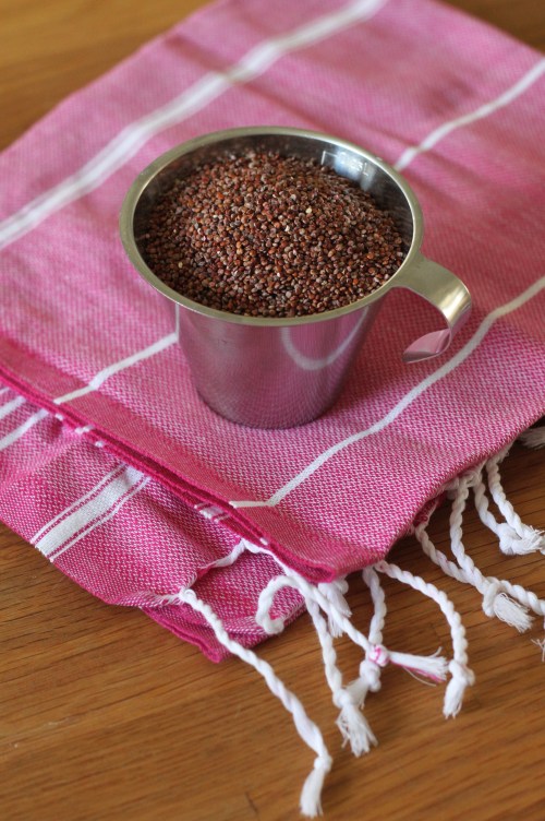 Meillä sattui nyt olemaan punaista kvinoaa, mutta vaalea käy salaattiin aivan yhtä hyvin.