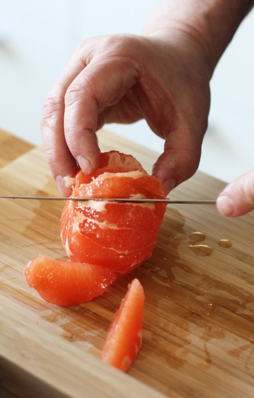 ...ja sitten sitrus fileiksi. Leikkaa hedelmät lohkoiksi kalvojen välistä.