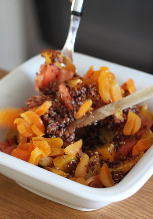 Sekoita kaikki salaatin ainekset ja kastike. 