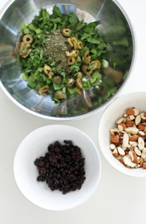 Bulgur maustetaan yrteillä, manteleilla ja rusinoilla tai korinteilla.