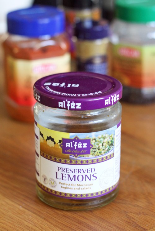 Säilöttyjä sitruunoita voisi tehdä myös itse, mutta toistaiseksi olemme hakeneet ne kaupan hyllyltä.