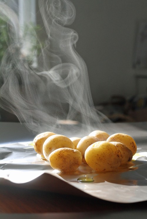 Keitä perunat melkein kypsiksi.