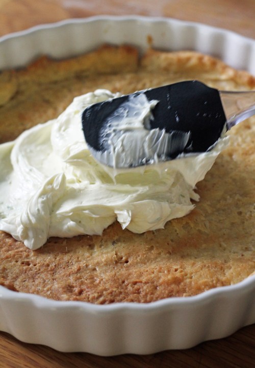 Levitä jäähtyneen piirakkapohjan päälle ensin tuorejuustotäyte.