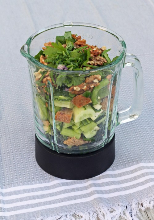 Gazpacho valmistuu blenderissä tai monitoimikoneessa. Kaiken pitää mennä iloisesti sekaisin.