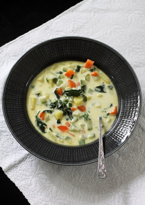 Helppoa ja herkullista. Jos haluat keitosta tätä kevyemmän version, käytä juustopaketista vain puolet.