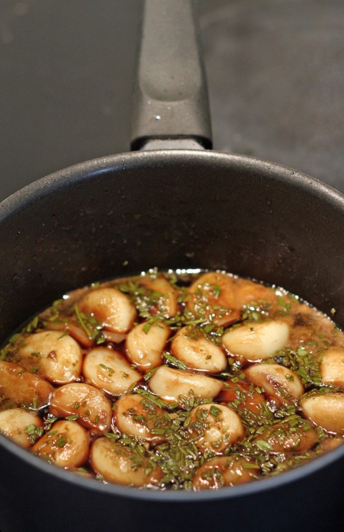 Keitä, mausta balsamicolla ja yrteillä, keitä vielä.