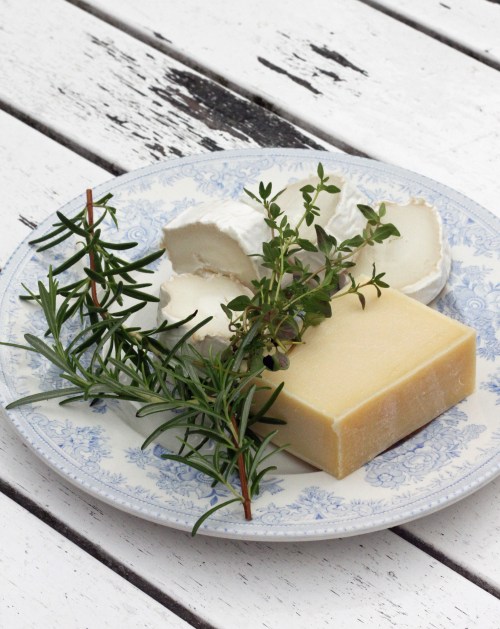 Ottolenghin ohjeessa käytetään pehmeää ja kovaa vuohenjuustoa, mutta tuon kovemman voi aivan hyvin korvata esimerkiksi cheddarilla.