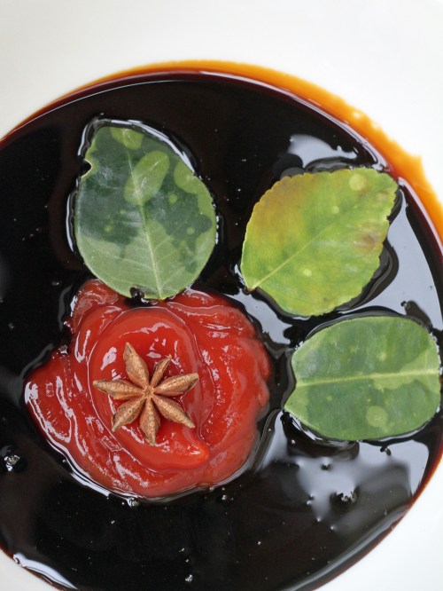 Ketjap manis, ketsuppi, limetinlehdet ja tähtianis maustavat marinadia.