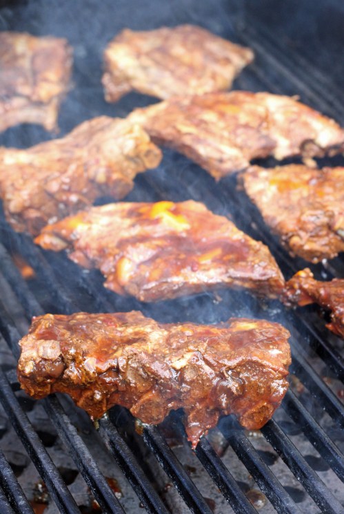 Grillissä kypsiin luihin paistetaan rapea pinta.