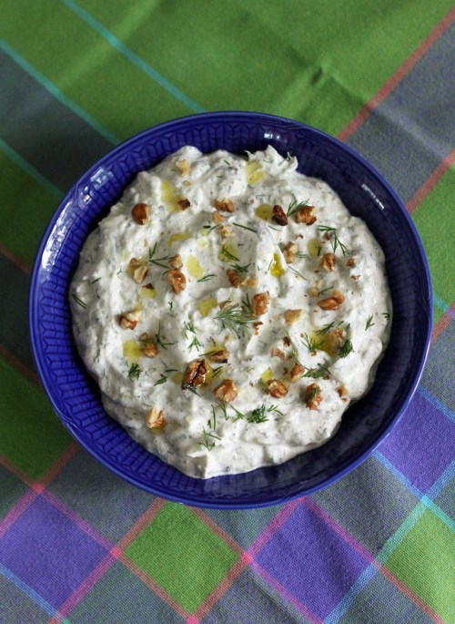 Rusinat ja pähkinät tekevät jugurttikastikkeesta uudenlaisen.