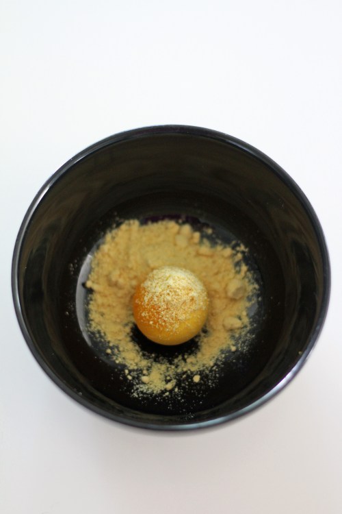 Kirpeän kastikkeen teko alkaa keltuaisesta ja sinappijauhosta.