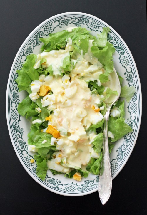 Vanhan ajan kesäsalaatti toimii myös 2000-luvulla. Sekoita salaatti vasta pöydässä.