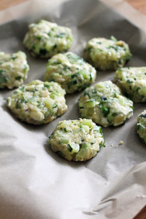 Muotoile taikinasta pihvit ja paista.