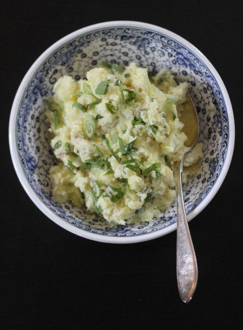 Mausta karkea muusi wasabilla ja jugurtilla. 