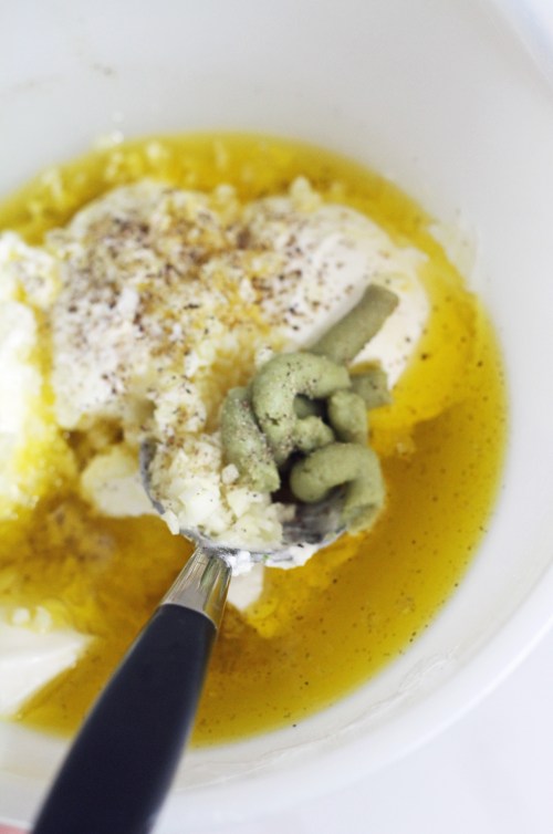 Jugurttia, öljyä ja wasabia. Aloitimme sekoittamalla kastikkeeseen yhden ruokalusikallisen, mutta lisäsimme heti toisen. Peruna ja jugurtti pehmentävät äkäisen vihreän tahnan yllättävän lempeäksi.