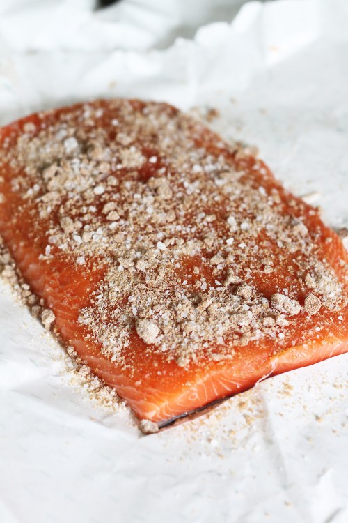 Mausta kala suolan ja ruskean sokerin sekoituksella.