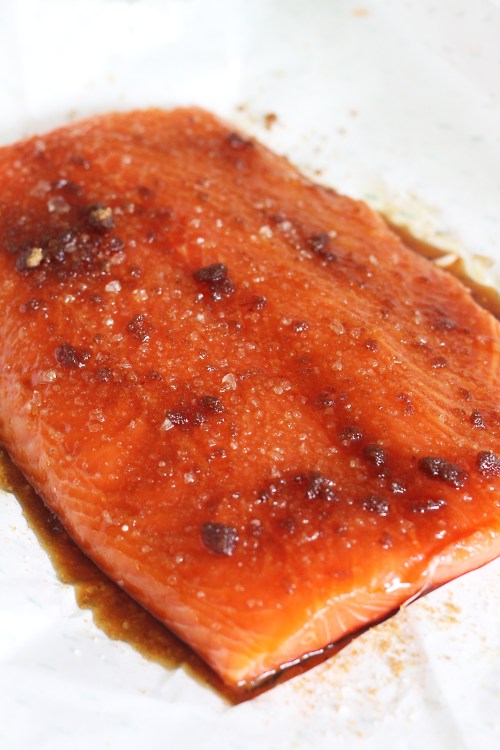 Pyyhi fileen pinnalle sulaneet mausteet pois talouspaperille ennen kuin laitat kalan savustimeen.