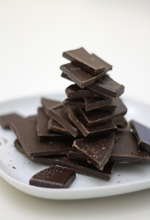 Päätä itse, kuinka tummaa suklaata käytät. Sokerin määrä taikinassa on melko pieni, joten lopputulos ei ole ylimakea.