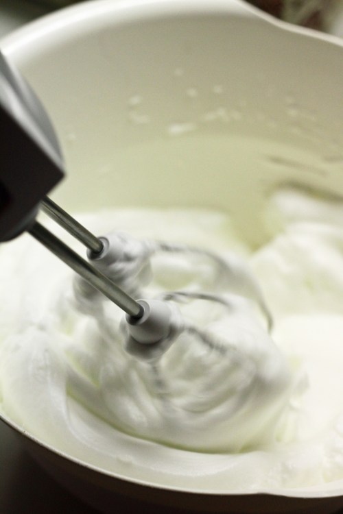 Valkuaisvaahto kuohkeuttaa kakun.