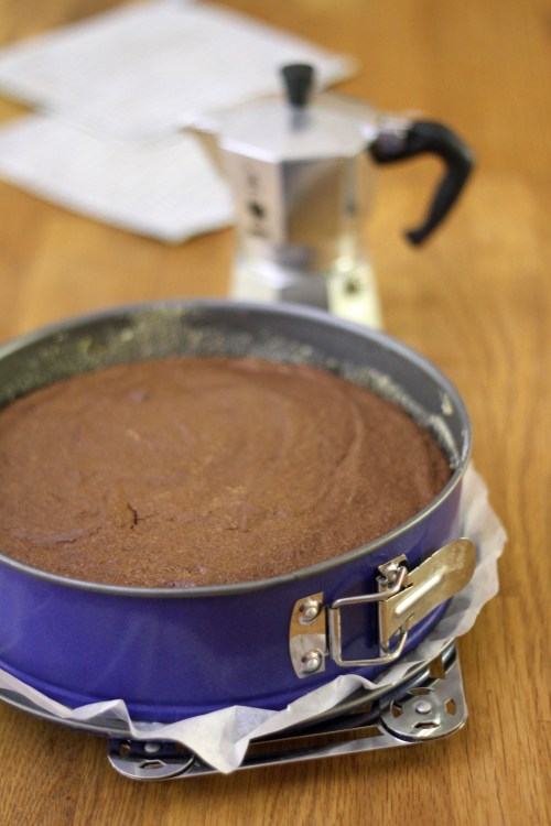 Vuoka kannattaa vuorata leivinpaperilla myös reunoilta. Hätäisen emännän tekemä korppujauhotus ei kaunista tummaa kakkua.