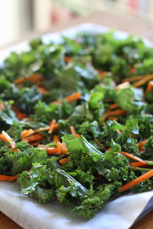 Levitä öljyssä ja mausteissa pyörittelemäsi lehtikaali ja porkkanat uunipellille ja paahda.