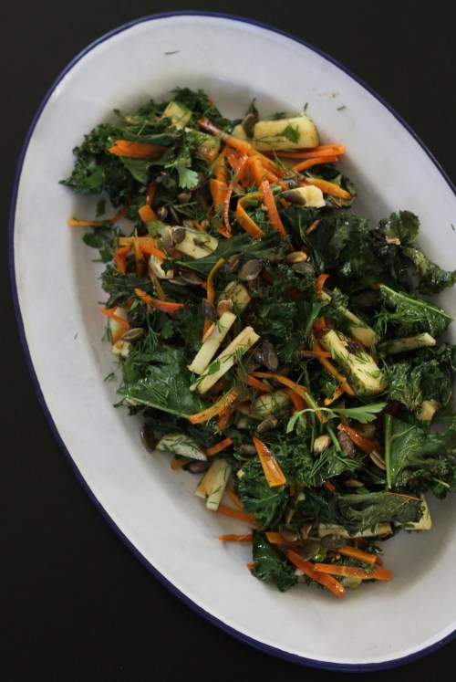 Omena ja fenkoli raikastavat lehtikaalisalaatin, ja juusto tekee siitä ruokaisan.