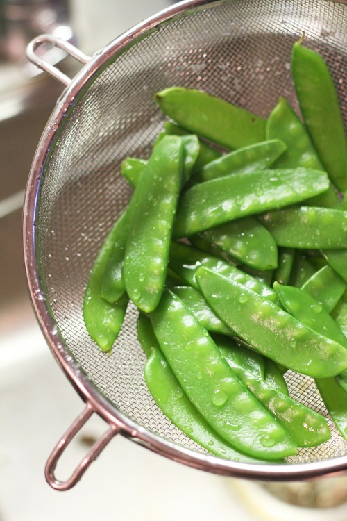 Keitä sokeriherneet, silppua ne ja ripottele keiton päälle. Kaunista ja hyvää.