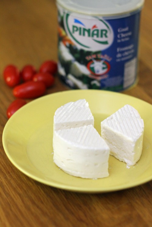 Turkkilainen vuohenjuusto on maultaan hiukan fetaa pehmeämpää.