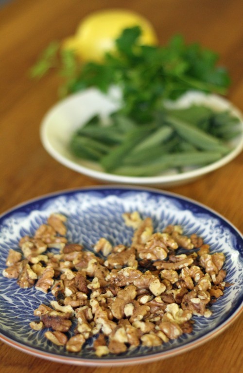 Pähkinät voi paahtaa pannulla tai uunissa. Salvian määrän saa jokainen säätää itselleen sopivaksi, mutta sen pitää mielellään maistua reippaasti.