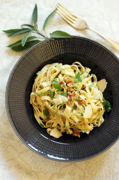 Tuoretta ja tuoksuvaa salviaa koko rahan edestä – pähkinät ja sitruuna pärjäävät hyvin voimakkaan yrtin kanssa.