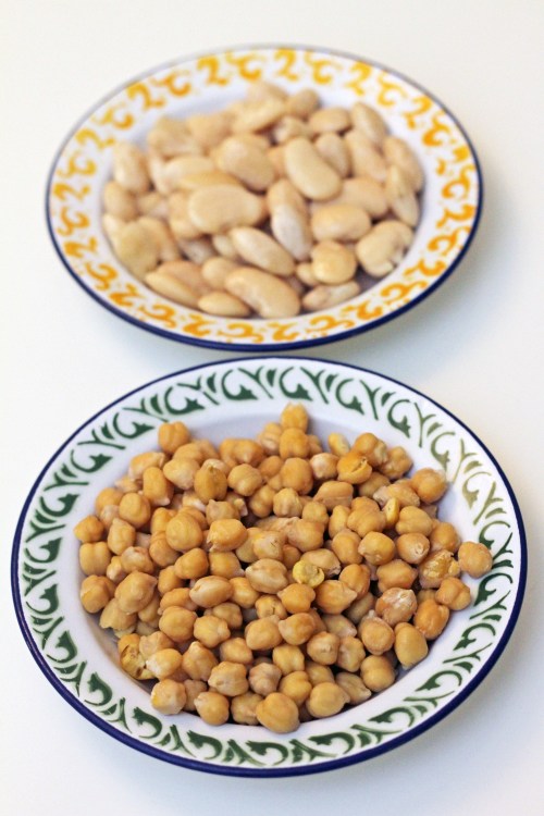 Kun käytät kikherneitä ja isoja valkoisia papuja, keitosta tulee kauniin keltainen. 