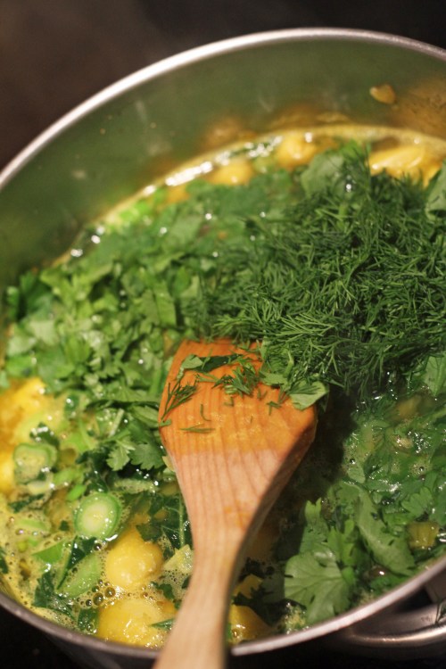 Tilli, persilja ja korianterin lehdet maustavat iranilaisen keiton.