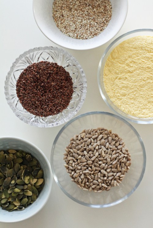 Siemenistä ja maissijauhosta syntyy herkullinen näkkäri.