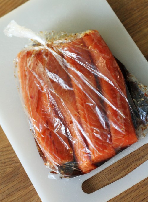 Lohi marinoituu kyllä vadillakin, mutta kastikkeen saa pyöriteltyä kalaan mukavasti, kun sen sulloo muovipussiin.