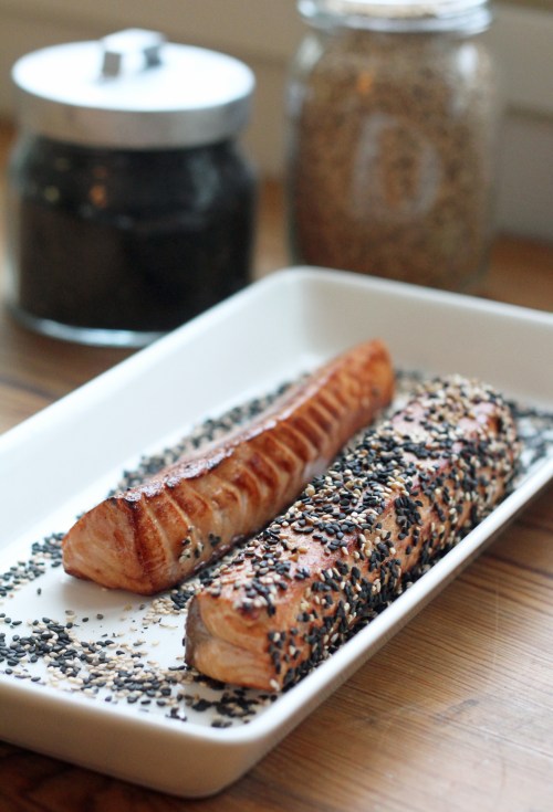 Pyörittele nopeasti paistetut kalat seesaminsiemenissä.