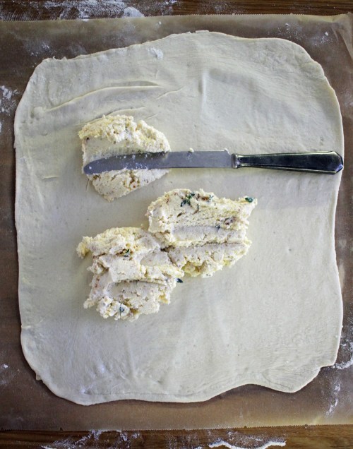 Levitä täyte taikinalevylle vankalla veitsellä.