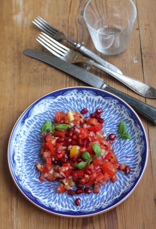 Jos haluat välttää yksivärisyyttä, pilko mukaan myös keltaisia tomaatteja.