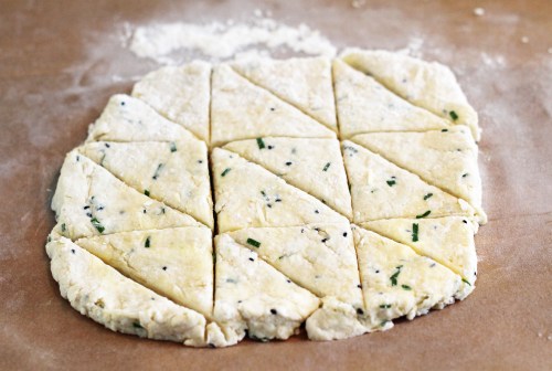 Tee taikinasta tukeva levy ja leikkaa se kolmioiksi.