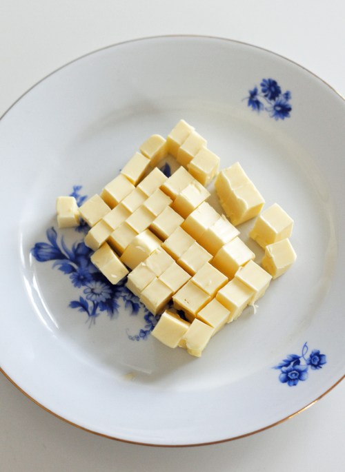 Paloittele voi pieniksi kuutioiksi.