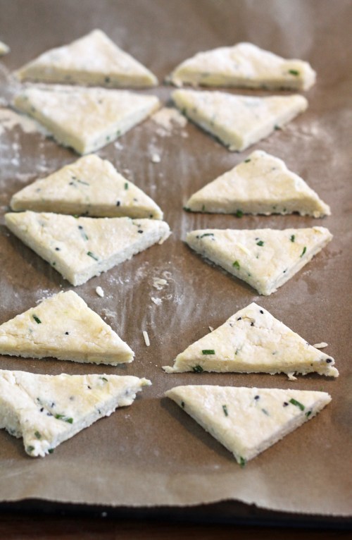 Paista juustokolmioita 15–20 minuuttia uunin yläosassa.