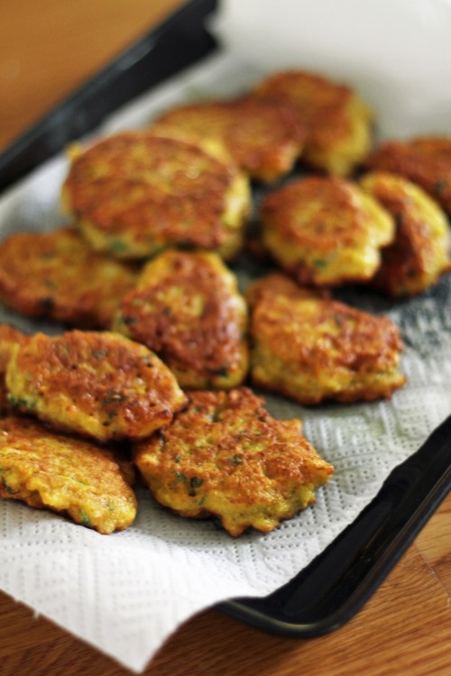 Nosta kypsät pihvit hetkeksi talouspaperin päälle. Pääset eroon ylimääräisestä öljystä.