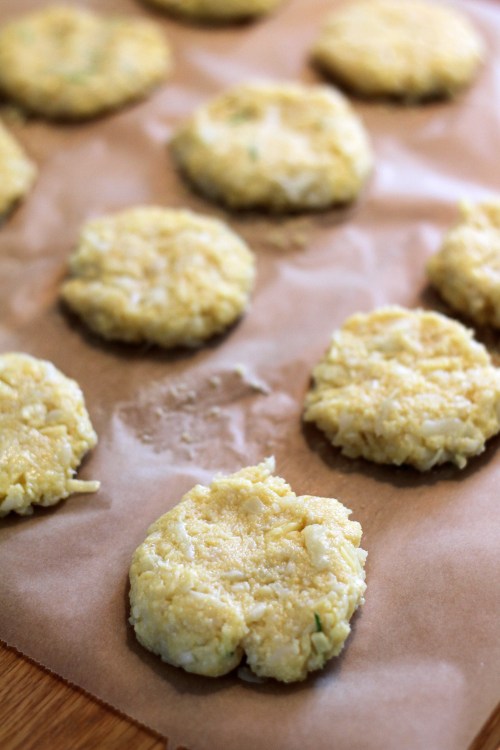 Öljyä ensin kämmenet, muotoile sitten pihvit.