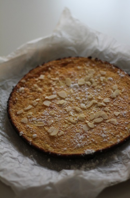 Kullanruskea manteliherkku irtoaa pannulta lastan avulla.