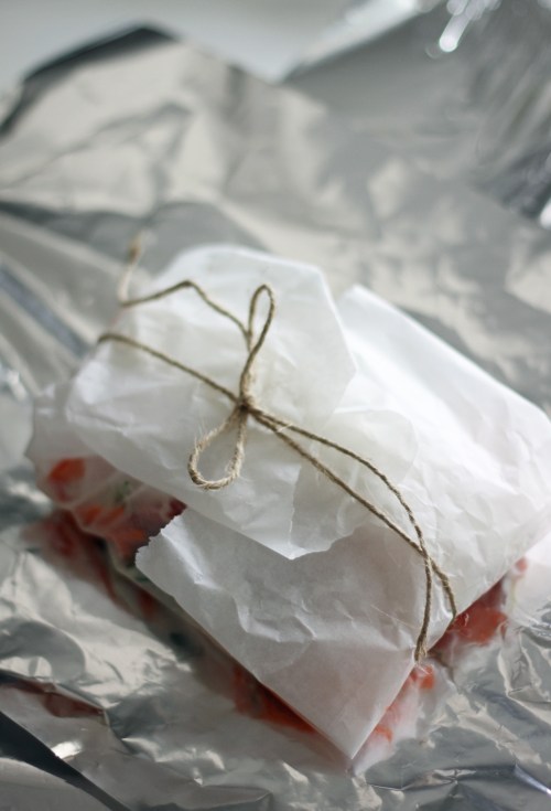 Paketti pysyisi koossa myös ilman narua, mutta näyttäähän tämä todella sievältä.